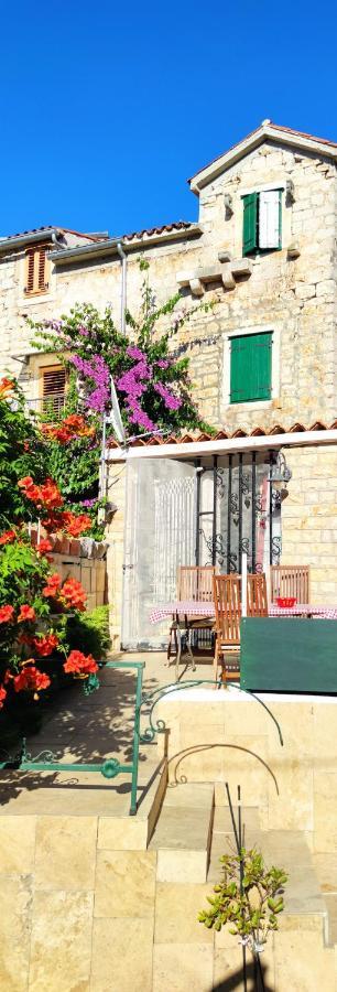 Apartment Alena + terrace + garden. Quiet center Jelsa  Exterior foto