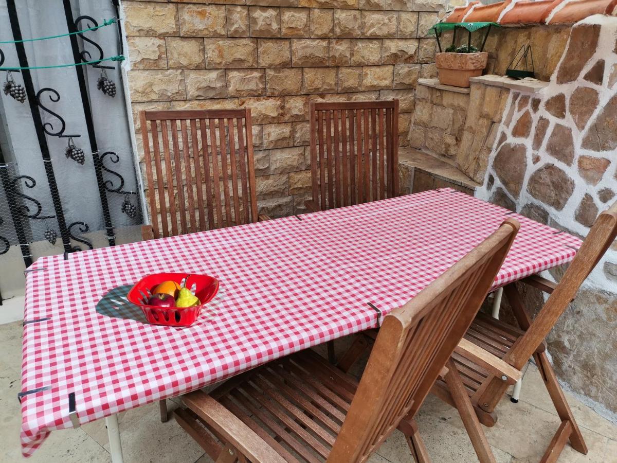 Apartment Alena + terrace + garden. Quiet center Jelsa  Exterior foto